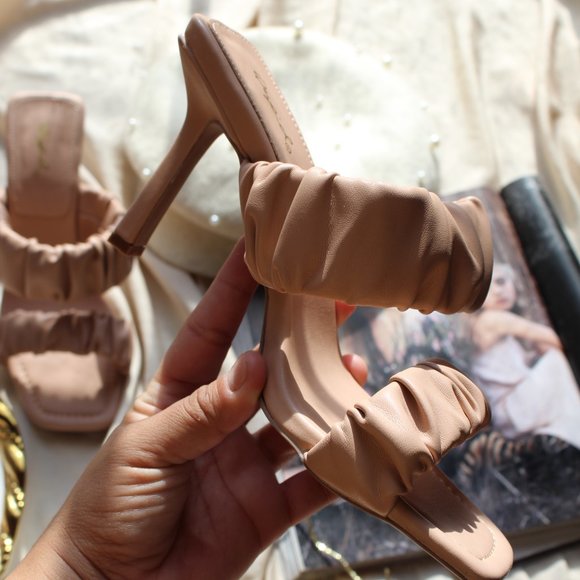 🚨FEW PAIRS LEFT// Double Ruched bllush Sandal - Picture 4 of 5